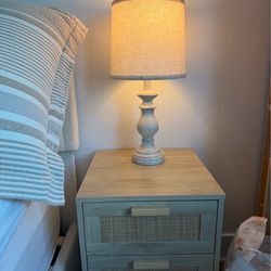 2 nightstands & 2 lamps
