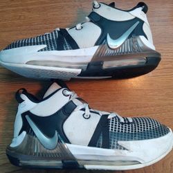 Nike Boys Shoes Size 6y Good Condition 