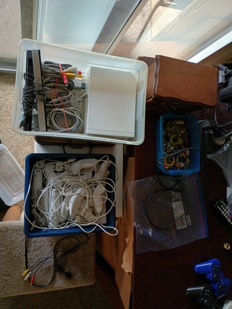 Nintendo Wii 4 Controllers 4 Nunchucks 