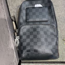 Louis Vuitton Avenue slang with wallet