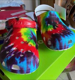 NEW 9m 11w Crocs Unisex  SALE TODAY  $40 🎈