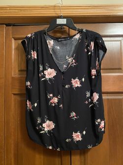 Women’s Black Floral V-Neck Top; Size Medium
