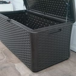 Beautiful 😍 Strong XL Sturdy Suncast Wicker Resin Storage Lock Box Bin Cheat Trunk Pool Deck Balcony Boat Garage Dock Yard Lawn Equipment Garden Toy 