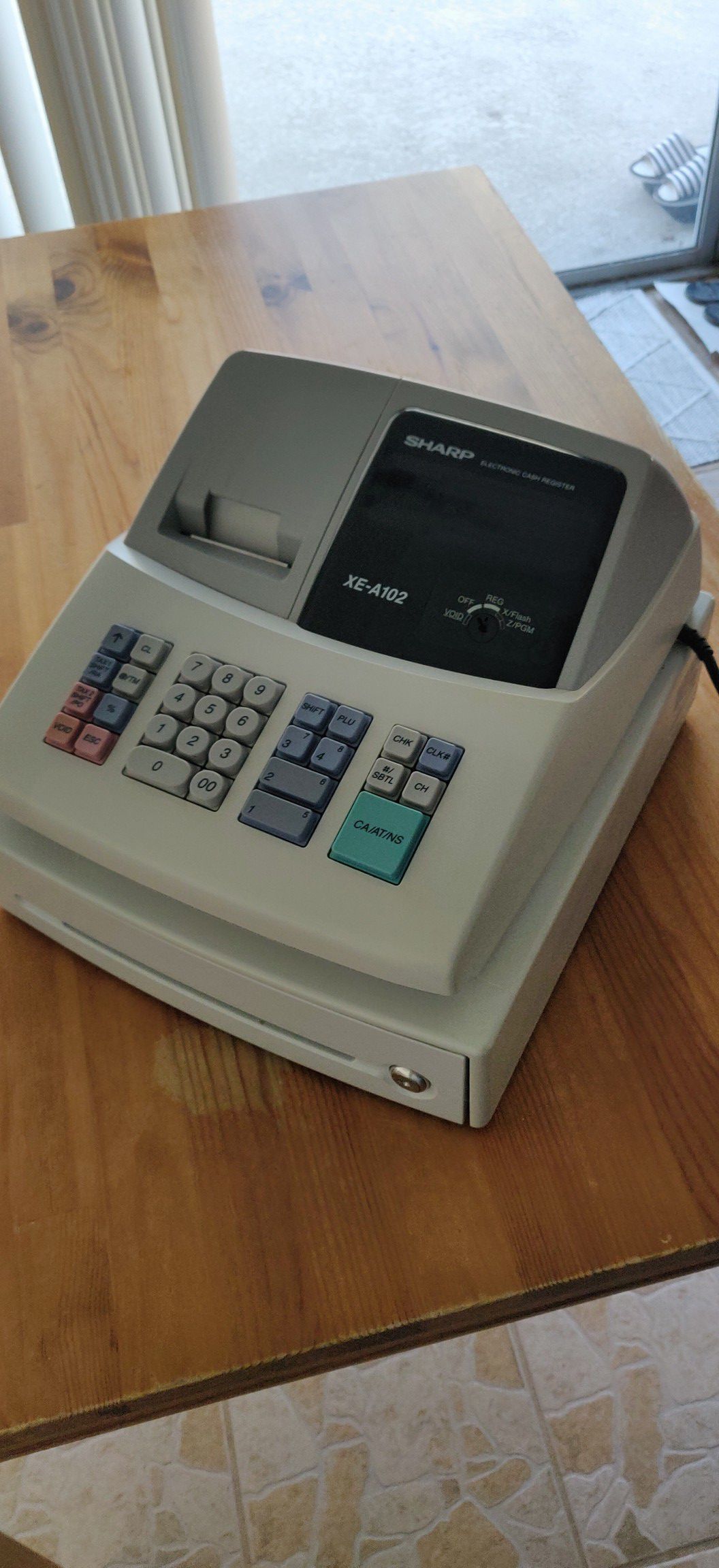 Sharp xea 102 electronic cash register with keys and tray