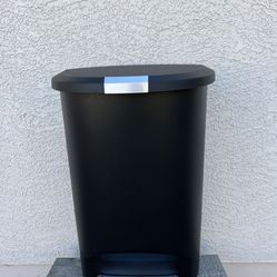 Simplehuman Semi-Round Kitchen Step Trash Can With Secure Slide Lock 