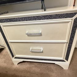 4pc Beautiful Queen Bedroom Set !!
