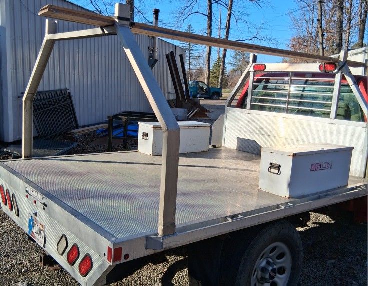 Aluma Flatbed With Removable Ladder