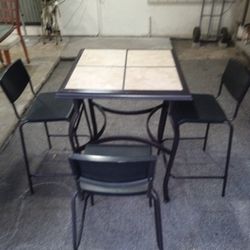 Mesa Con Azulejo y 3 Taburetes