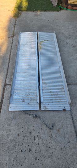 Center Cargo Folding Ramp