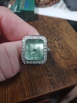 Quartz ring watch