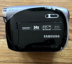 Samsung SC-DX103 DVD Camcorder 34x Optical Zoom 2.7in LCD 1200x Zoom