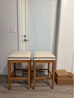 2 bar stools