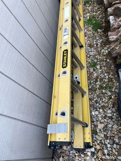 Fiberglass extension ladder