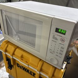 Magic Chef 1.1 cu. ft. Countertop Microwave 