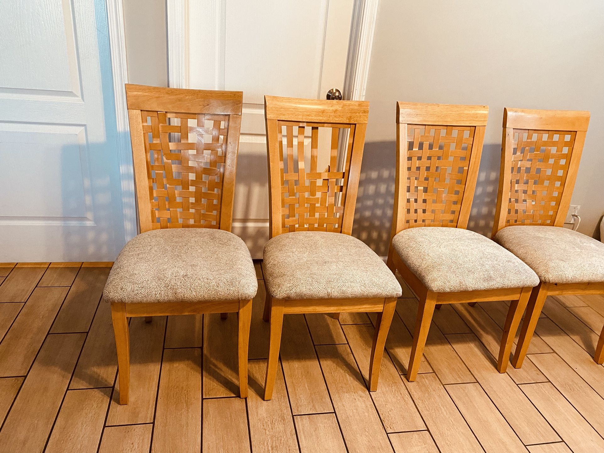 4 Padded wooden chairs/sillas de madera acolchonadas