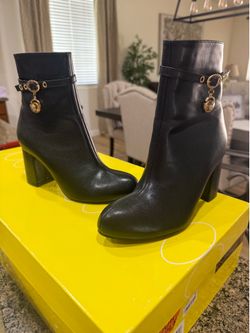 Women boots $20 each