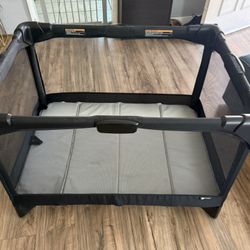 4moms breeze Plus play yard