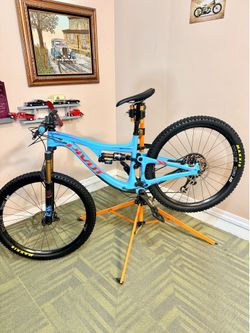 Pivot switch blade full suspension mountain bike 29”