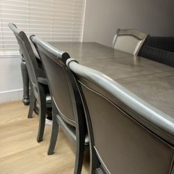 Dining Table With 6 Chair’s.