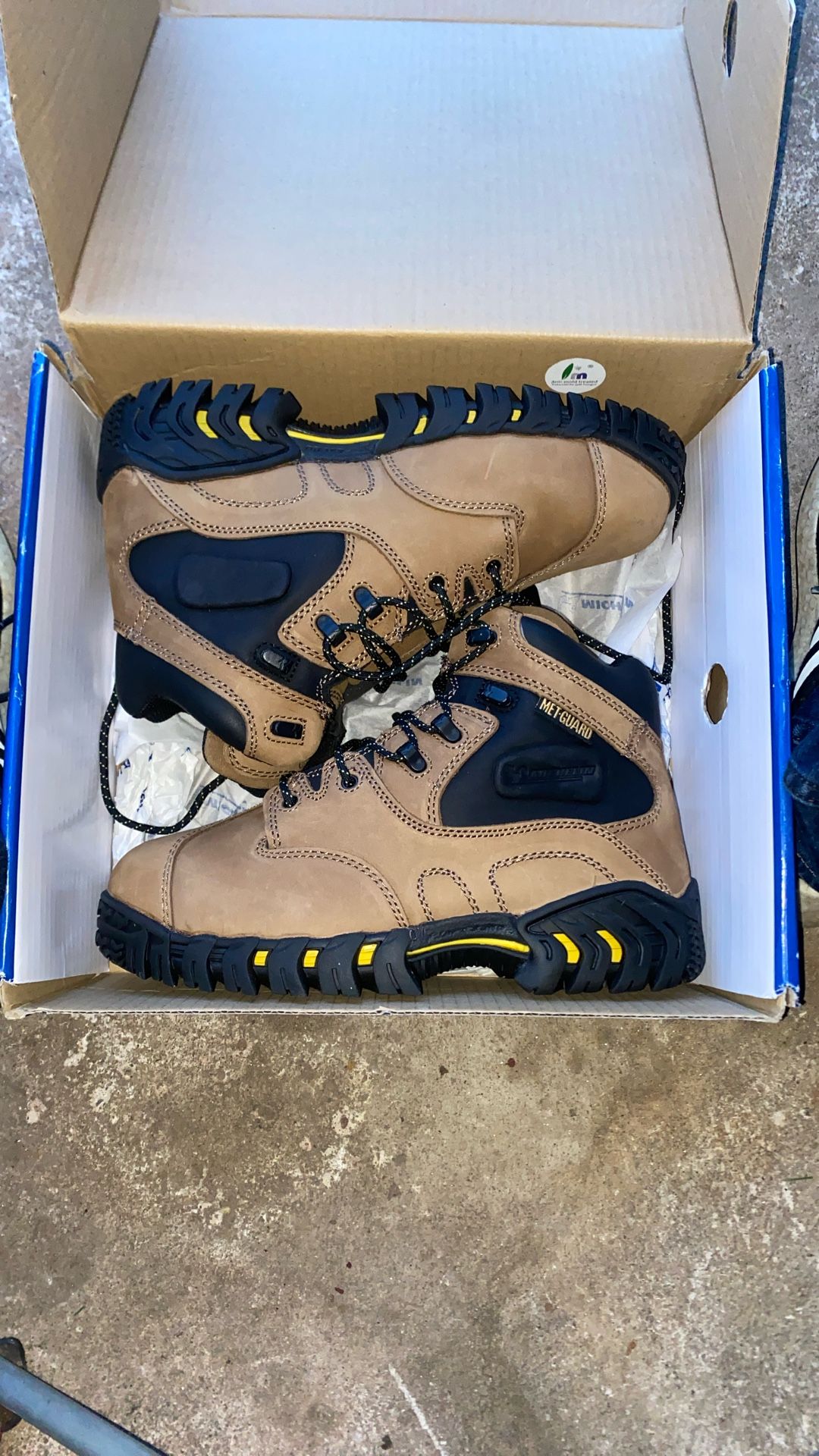 Michelin Men’s 6 “ Brown, Steel Toe Boot SIZE 8.5