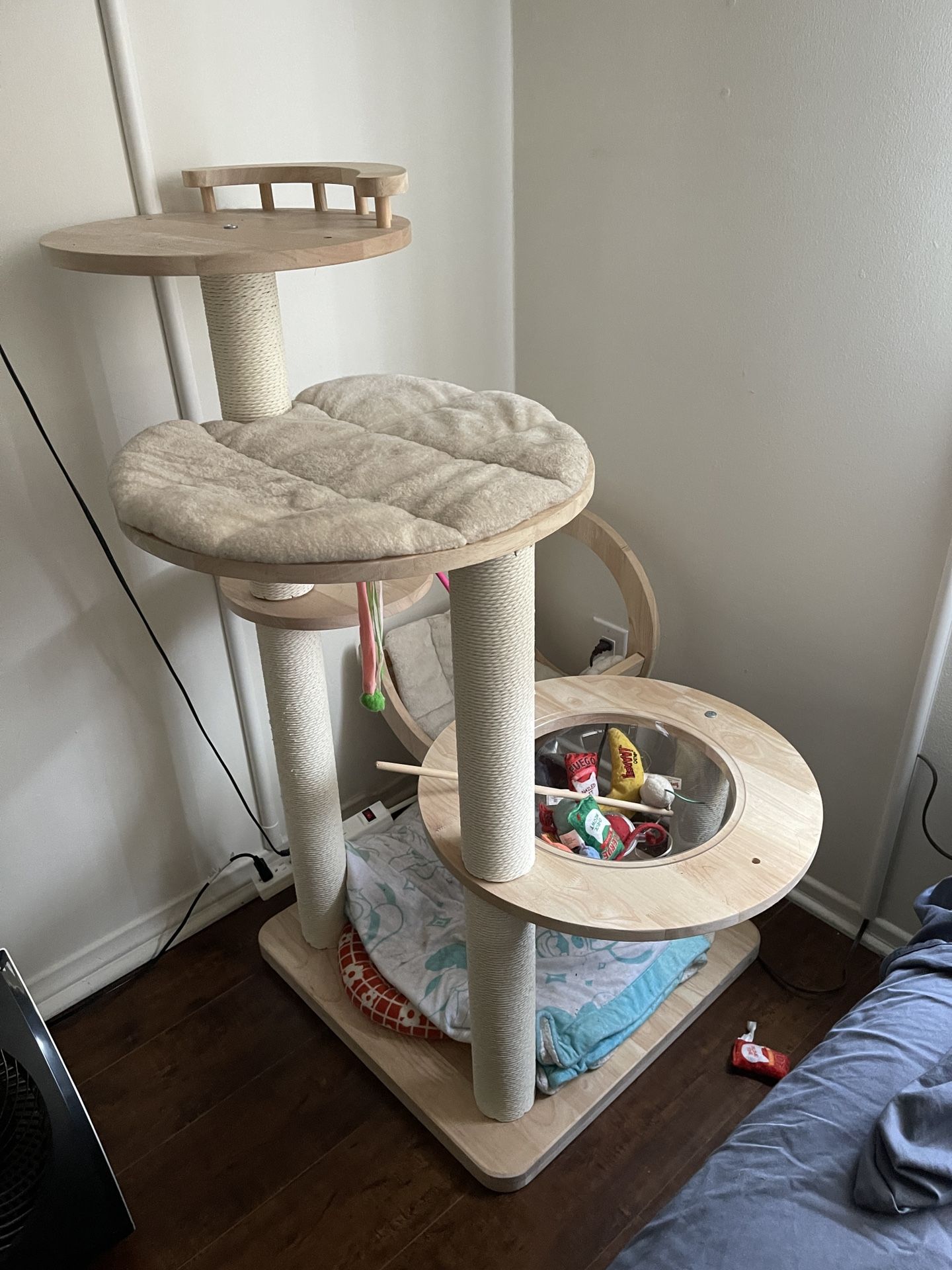 Cat tree W/ Washable Pass