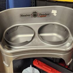 Dog food plates holder