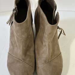 Attention Wedge Ankle Boots Emmy Taupe 8 M Like New  Great Condition 2.5 Heels 