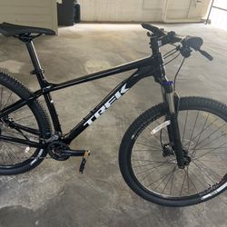 Trek Police Service 16 Speed Large Size Lightweight Aluminum Frame With Hydraulic Disc Brakes And 29” Wheels 