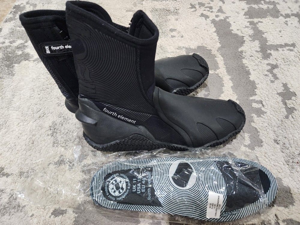 Brand new Fourth Element Amphibian Boots US Size 11