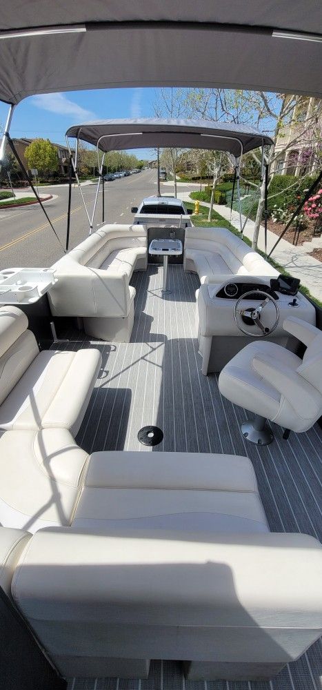 28' Pontoon Boat