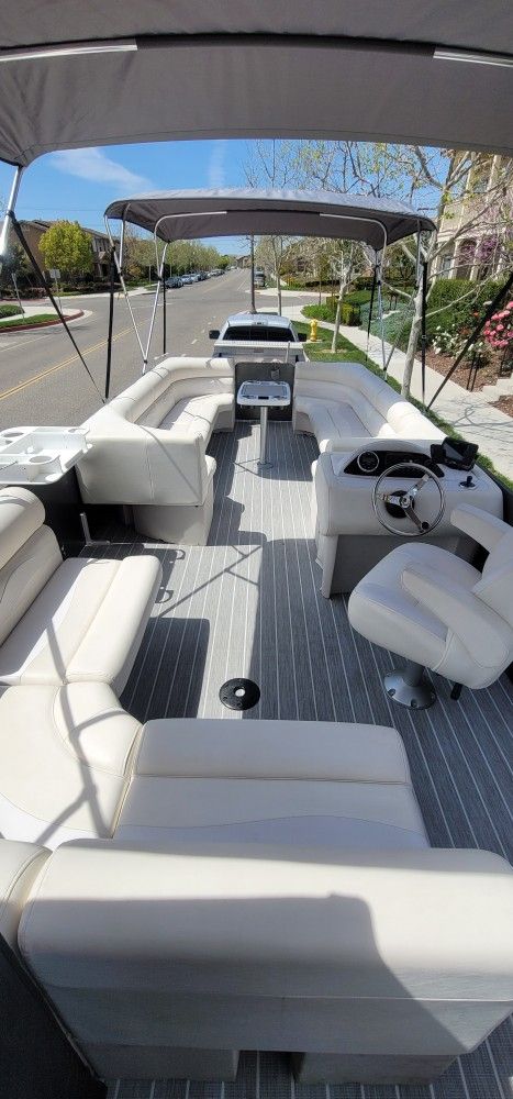 28' Pontoon Boat 