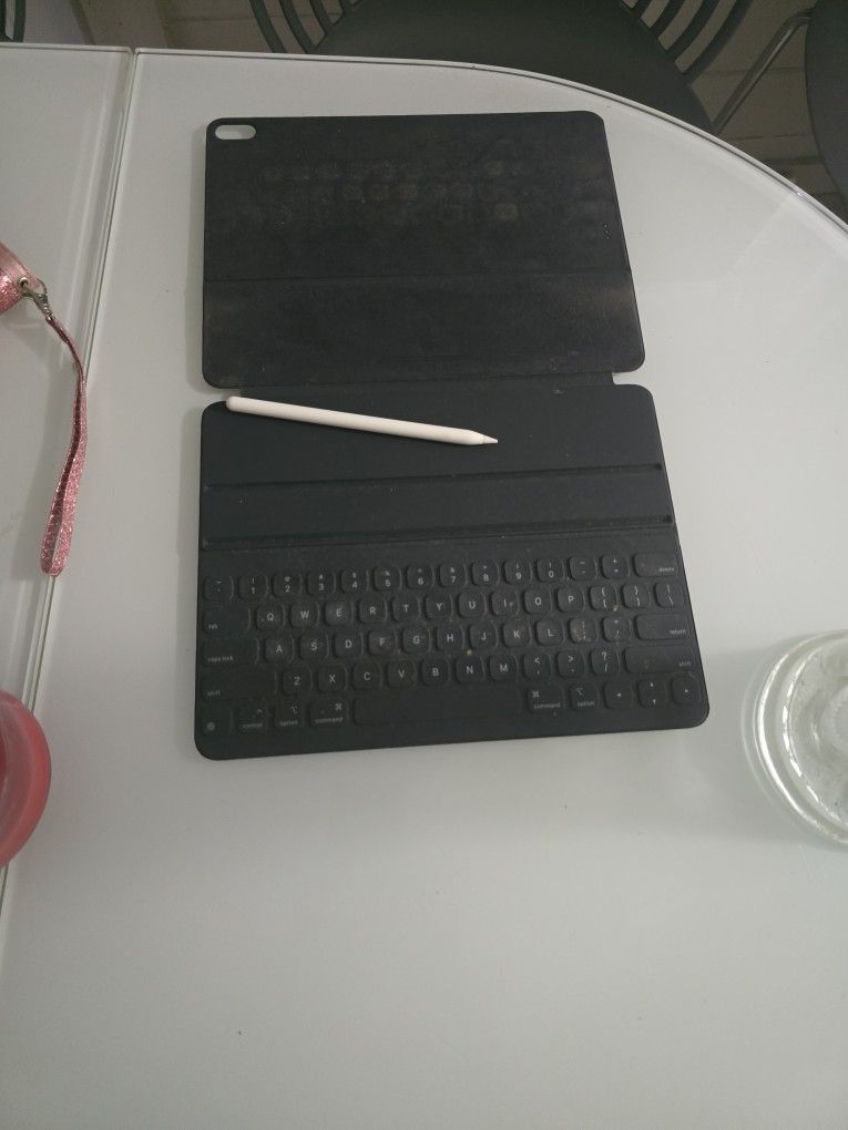 iPad W/ Keyboard Holder & Apple Pen