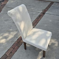 4 Dinning Chairs With Cover Great Condition 