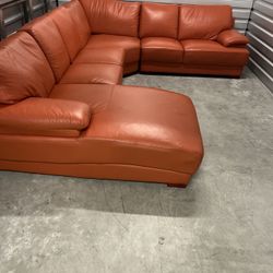 Beautiful Elegant Upscale Luxury Italian Leather Modern Sectional Sofa