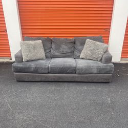 Free Delivery 🚚  Couch