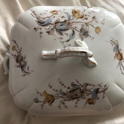 Vintage casserole dish in Rococo 