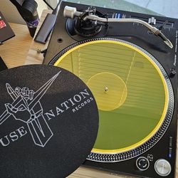 2 Pioneer PLX-1000 DJ Turntable's 