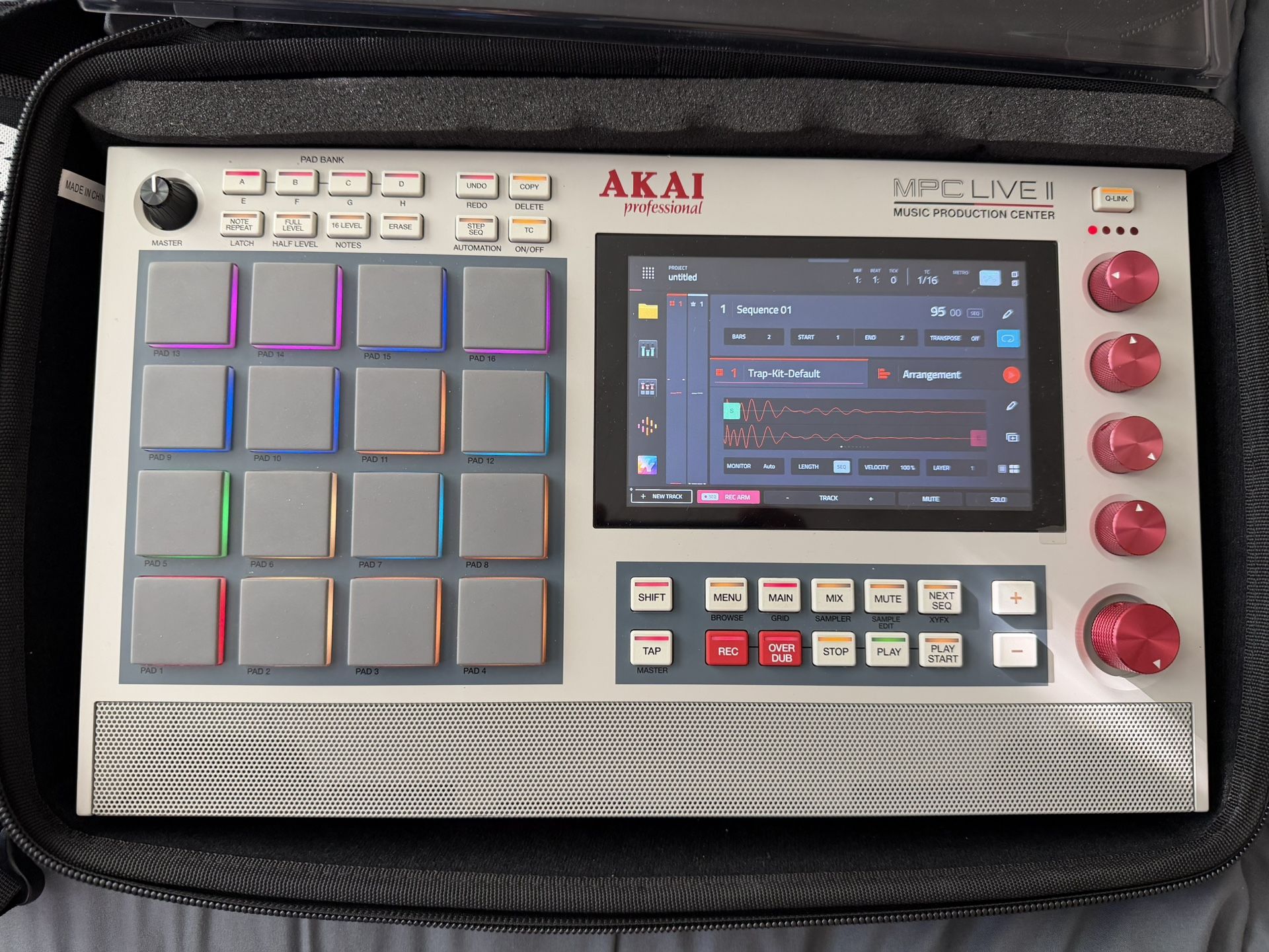 AKAI MPC Live 2 Retro Edition - No Trades