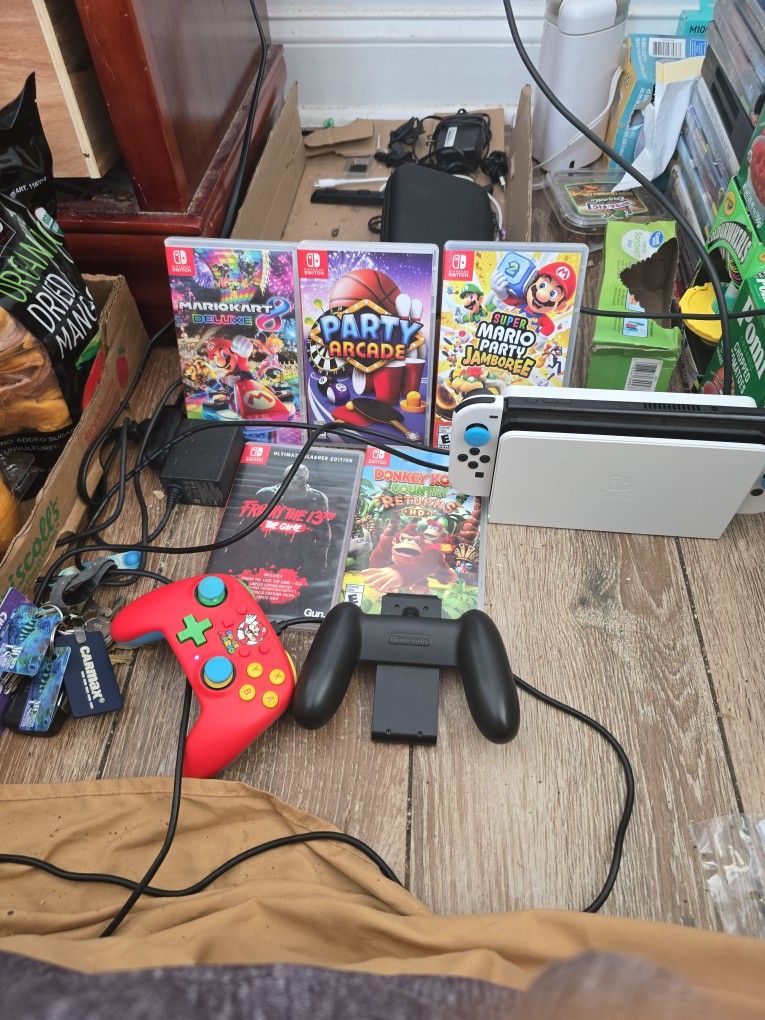 NINTENDO SWITCH OLED WITH MARIO KART, DONKEY KONG COUNTRY, MARIO PARTY JAMBOREE, FRIDAY THE 13TH AND PARTY ARCADE