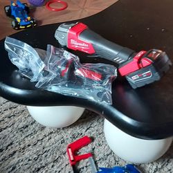 Milwaukee
M18 FUEL 18V Lithium-lon
Brushless Cordless 4-1/2 in./5
in. Grinder with Paddle Switch
with (1) 5.0 Ah Battery
