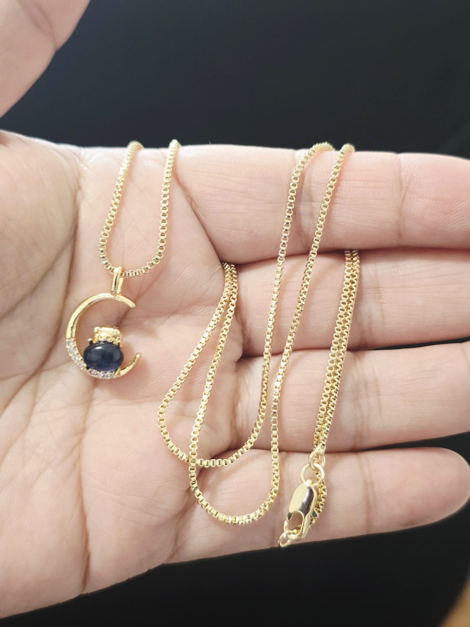 14k gold plated half moon necklace. Medalla de media luna laminada en oro 14k S