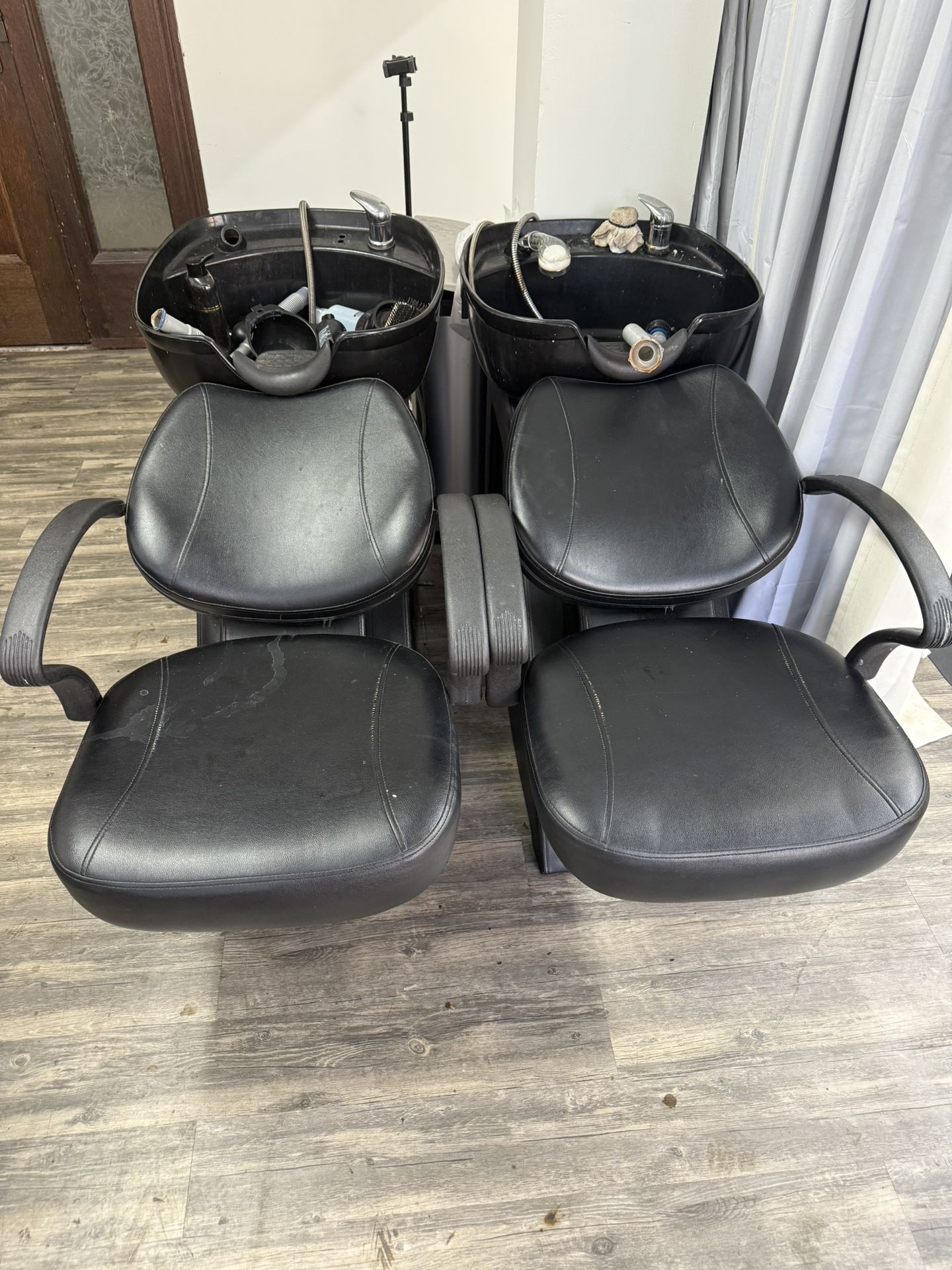 2 Shampoo Bowls