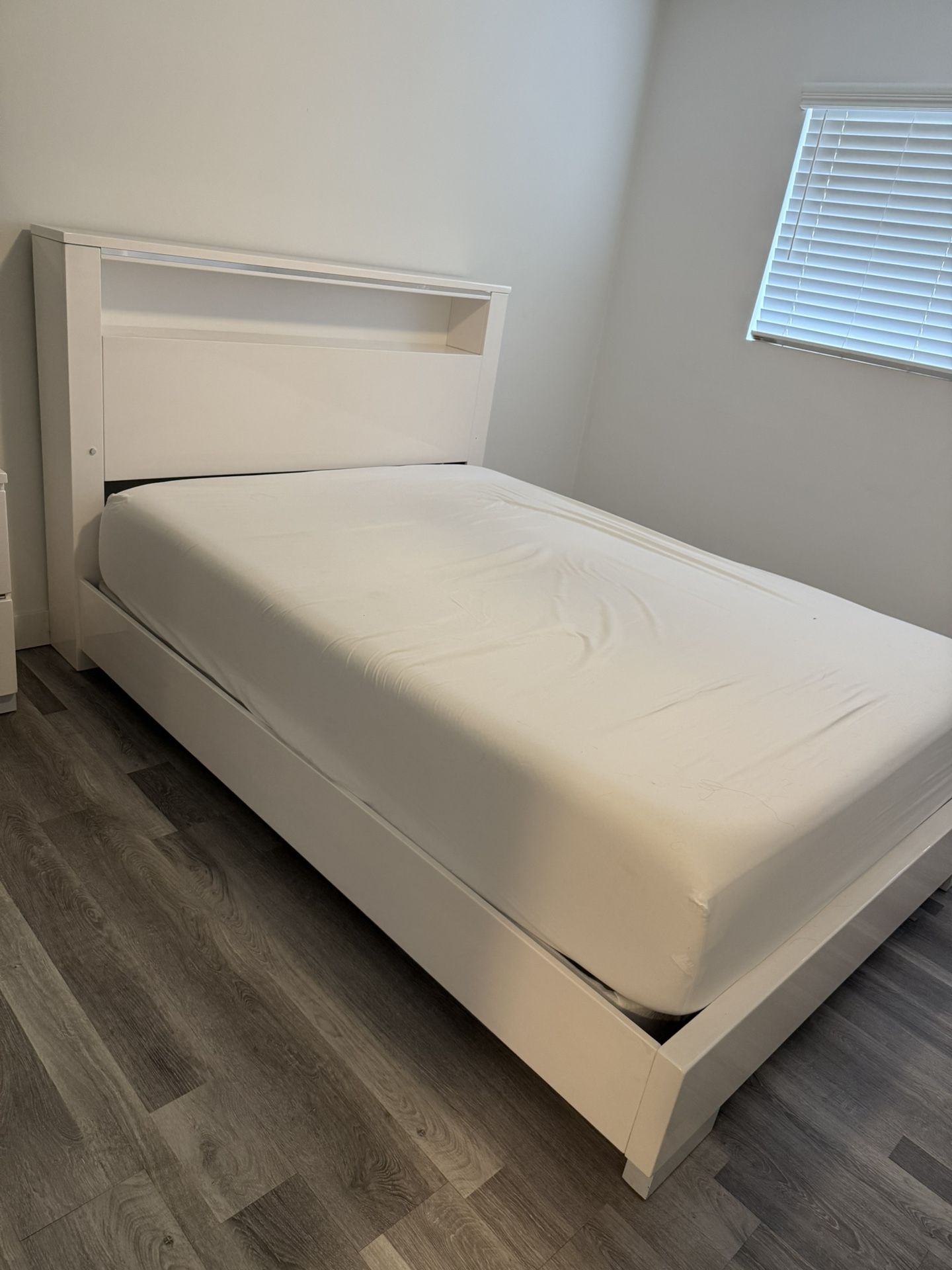 3-Piece Bedroom Set For Sale