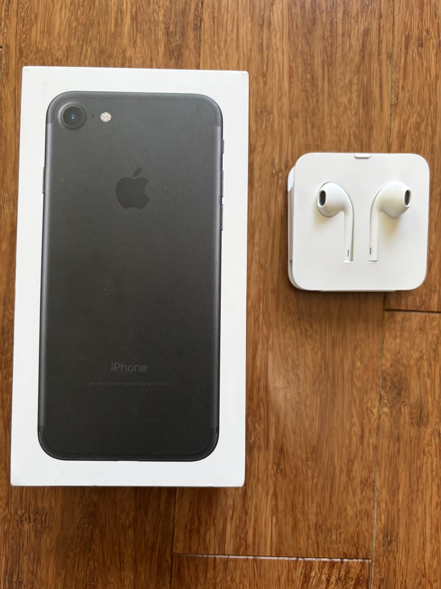 Apple Lightning Connector EarPods, Headphones NEW With Remote And Mic