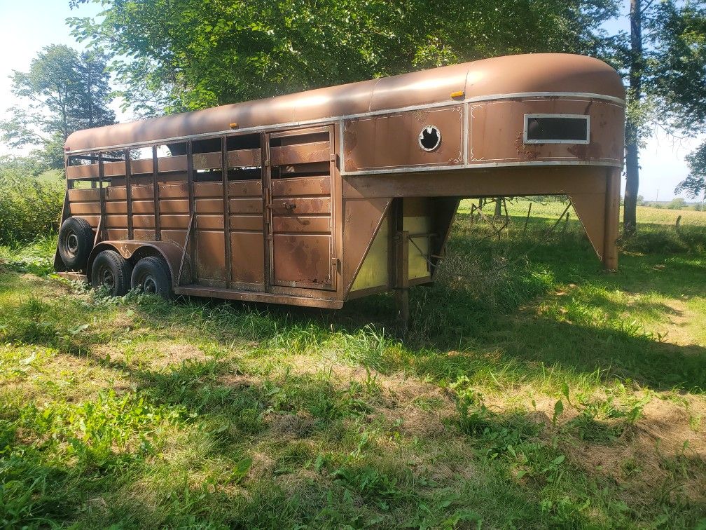 Gooseneck Horse Cattle Trailer New Tires 