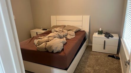 Urgent Today Expensive Italian queen Bed for very cheap