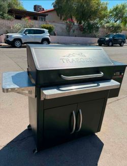 TRAEGER SILVERTON 810 PELLET GRILL SMOKER WITH WI-FI TECHNOLOGY USED VERY CLEAN INSIDE