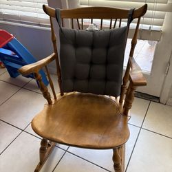 wooden rocking chair/ Silla Mecedora De Madera 