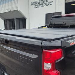 TAPADERA EN INVENTARIO PARA TODAS LAS TROCAS, TONNEAU COVER IN STOCK FOR ALL TRUCKS, BEDLINERS, HARD TRIFOLD BED COVERS, SIDE STEPS, RACKS, BED LINERS