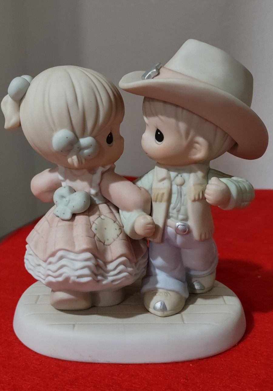 Praise the Lord And Dosie -Do ;1998 Precious moments Inc ,licensee Enesco 6 in Tall.
